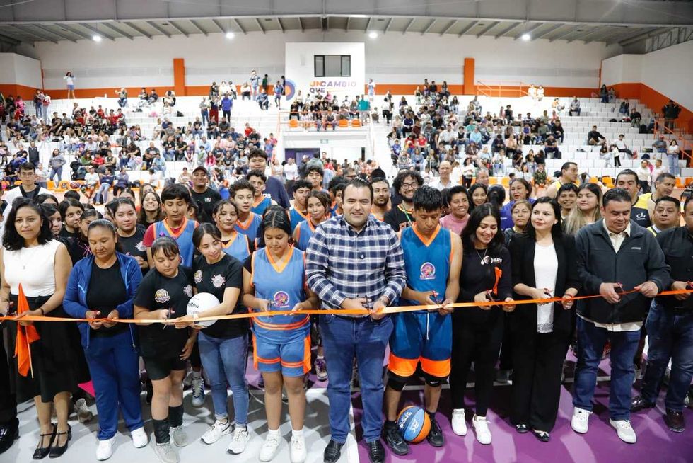 Corte de list\u00f3n en la reapertura del Auditorio Municipal "R\u00f3mulo de la Torre Almar\u00e1z" de Col\u00f3n, Quer\u00e9taro, con el presidente municipal Gaspar Trueba Moncada y deportistas colonenses; las gradas aparecen llenas de p\u00fablico asistente.
