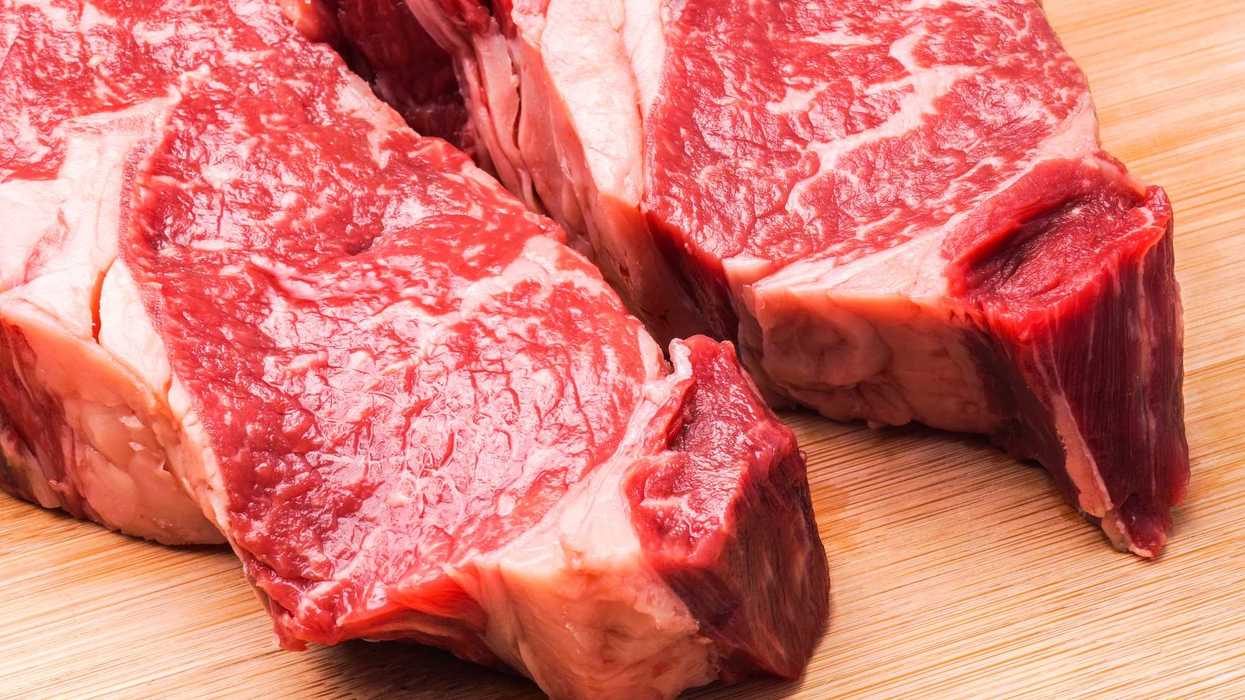 Cortes de carne de res exhibidos en el mostrador de una carnicería en México.