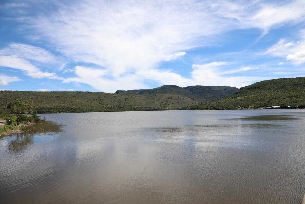 Cortina de una presa con el embalse lleno en Col\u00f3n