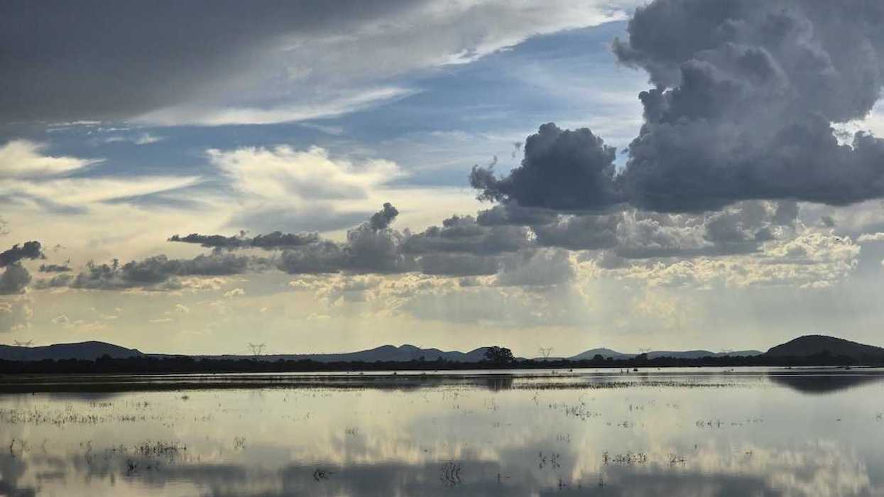 cortina de una presa de Querétaro con un nivel reducido de agua durante junio de 2026