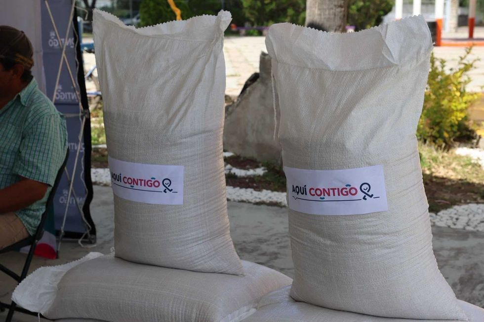 Costales de semilla forrajera del programa estatal Aqu\u00ed Contigo, entregados a productores de Col\u00f3n, Quer\u00e9taro.