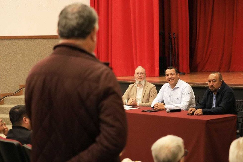 Cronistas municipales de Quer\u00e9taro reunidos en el Portal del Diezmo de San Juan del R\u00edo durante la asamblea 461 de CROMEQ