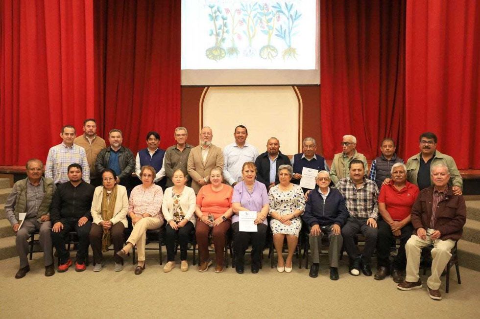Cronistas municipales de Quer\u00e9taro reunidos en el Portal del Diezmo de San Juan del R\u00edo durante la asamblea 461 de CROMEQ