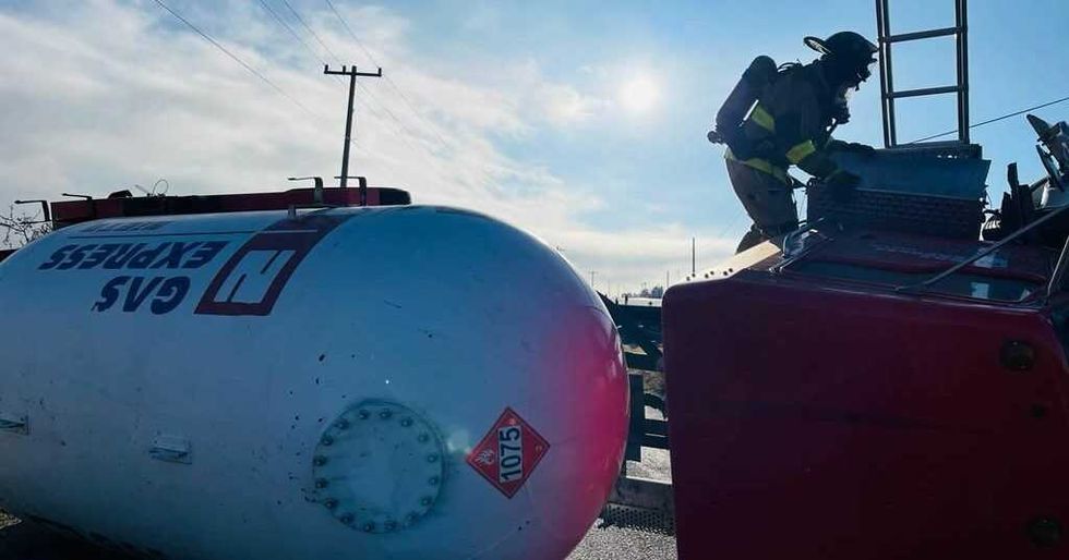 cropped volcadura de pipa gas express nieto 1