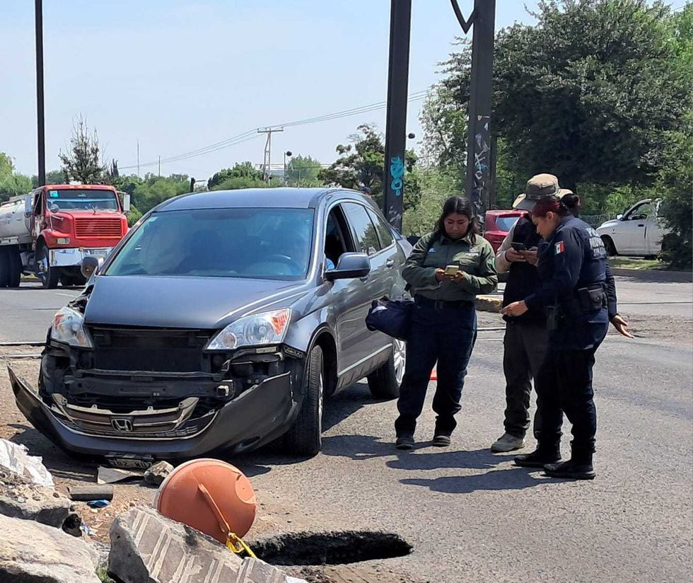Cruce ferroviario a nivel en Paseo Central de San Juan del R\u00edo donde tren embisti\u00f3 SUV Honda gris conducida por mujer; conductora result\u00f3 ilesa