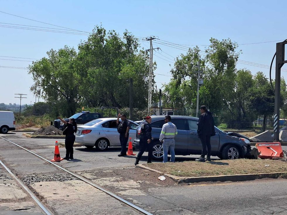Cruce ferroviario a nivel en Paseo Central de San Juan del R\u00edo donde tren embisti\u00f3 SUV Honda gris conducida por mujer; conductora result\u00f3 ilesa