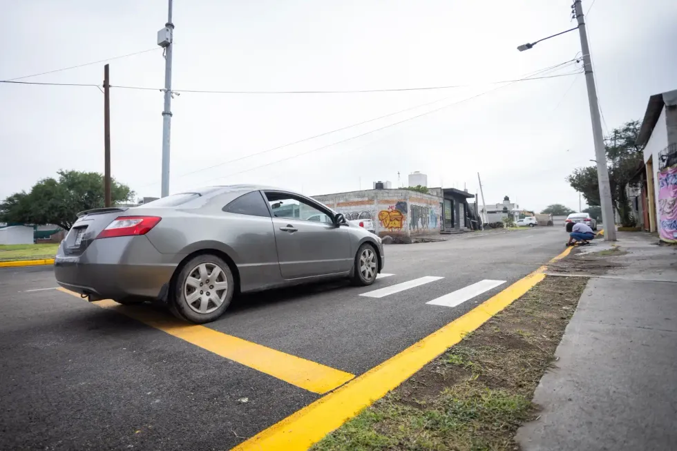 Cruce peatonal y vialidad rehabilitada en la colonia La Pe\u00f1a como parte del programa de infraestructura en San Juan del R\u00edo.