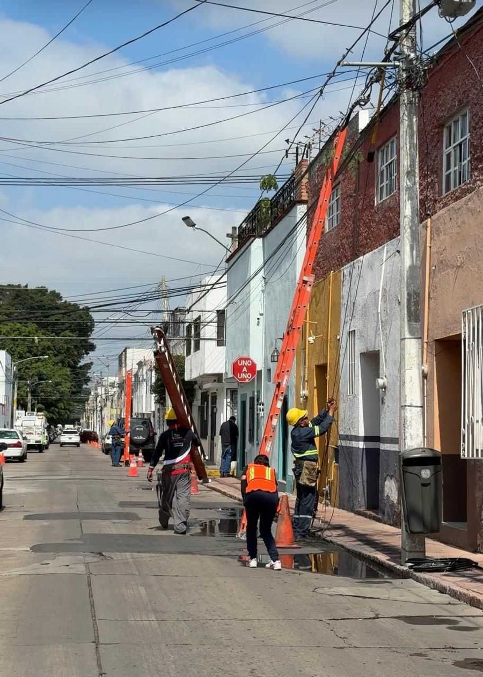 Cuadrilla con cascos y chalecos trabaja en retiro de cables en vialidad secundaria de Quer\u00e9taro
