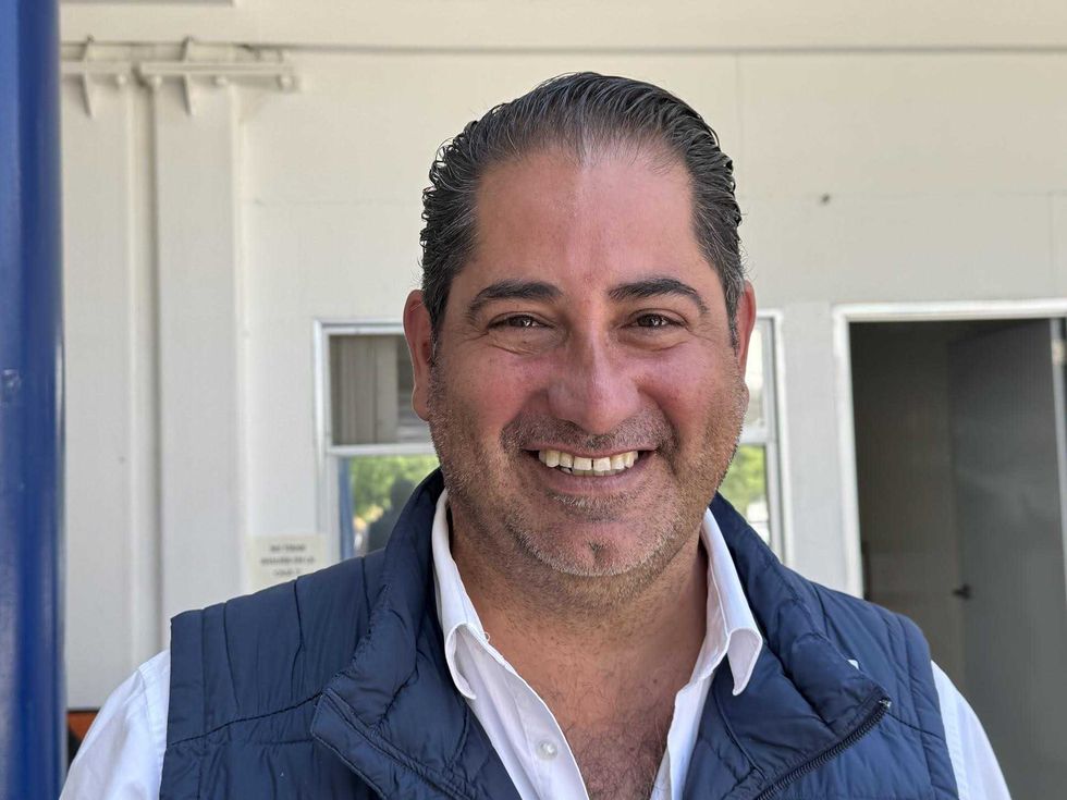 Cuadrilla de la JAPAM repara l\u00ednea de conducci\u00f3n de 12 pulgadas rota por obras del tren M\u00e9xico-Quer\u00e9taro en San Juan del R\u00edo