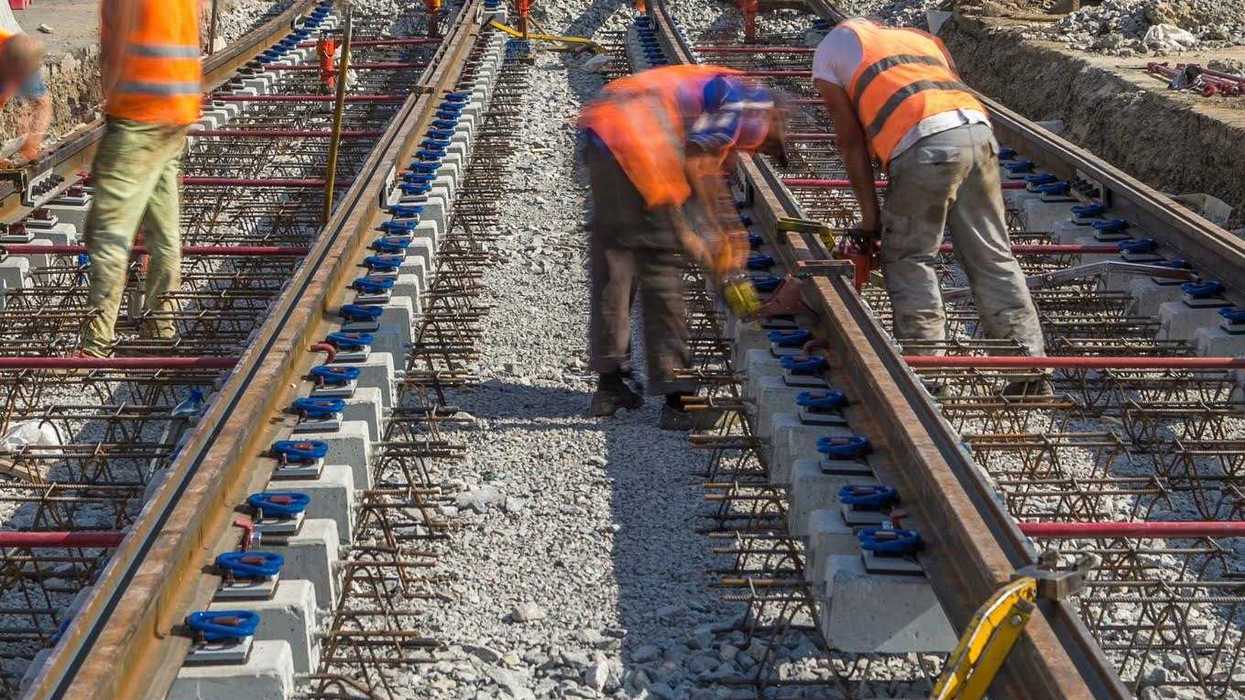 Cuadrilla de la JAPAM repara línea de conducción de 12 pulgadas rota por obras del tren México-Querétaro en San Juan del Río