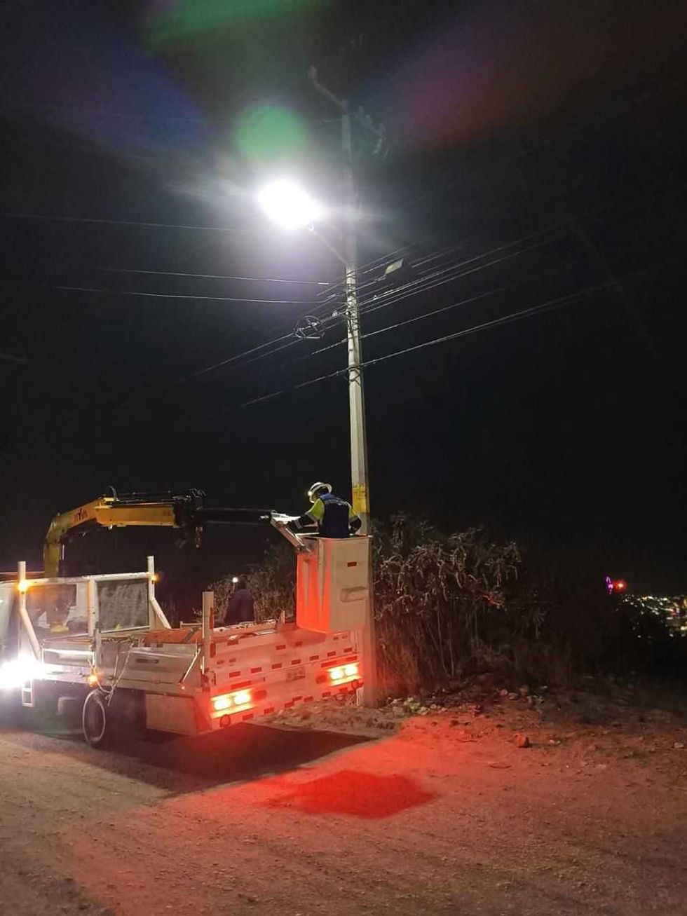 Cuadrilla de Servicios P\u00fablicos Municipales instala luminaria LED en vialidad de la capital queretana durante 2026