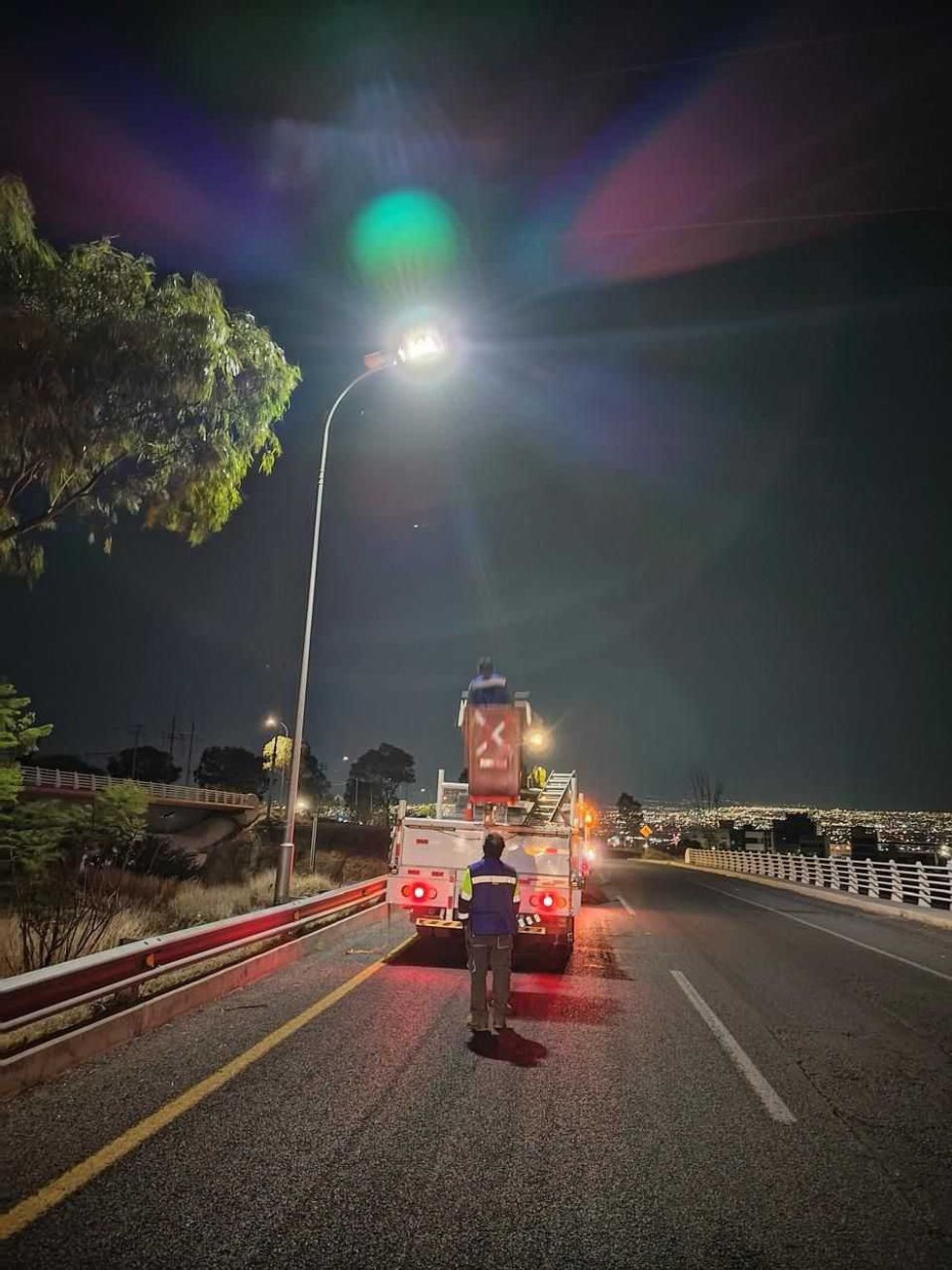 Cuadrilla de Servicios P\u00fablicos Municipales instala luminaria LED en vialidad de la capital queretana durante 2026