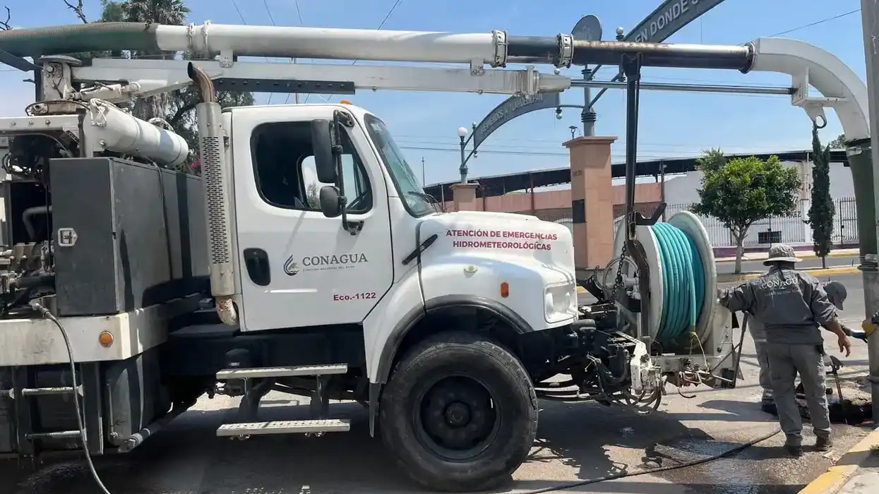 Cuadrilla realiza trabajos de desazolve con equipo especializado conectado a la red de drenaje.