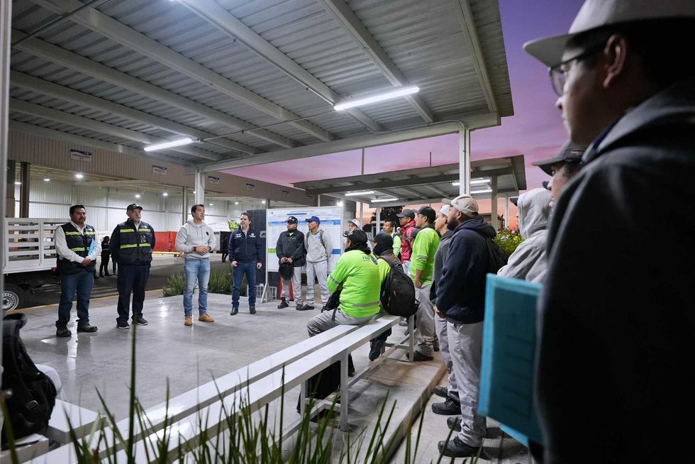 Cuadrillas de limpia reunidas al amanecer en instalaciones de Servicios P\u00fablicos de Quer\u00e9taro