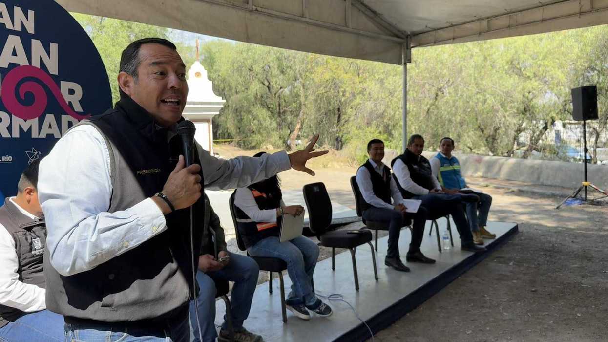 Cuadrillas y maquinaria pesada realizan limpieza del r\u00edo San Juan en Bosques de San Juan del R\u00edo previo a temporada de lluvias