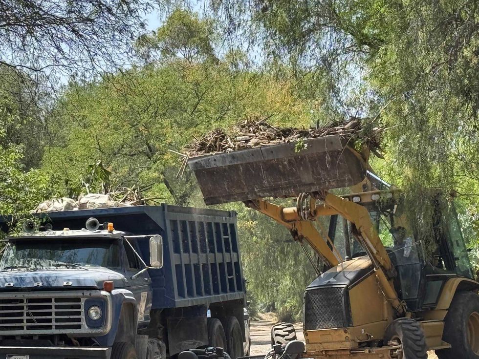 Cuadrillas y maquinaria pesada realizan limpieza del r\u00edo San Juan en Bosques de San Juan del R\u00edo previo a temporada de lluvias