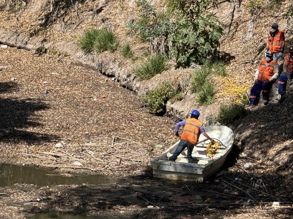 Cuadrillas y maquinaria pesada realizan limpieza del r\u00edo San Juan en Bosques de San Juan del R\u00edo previo a temporada de lluvias
