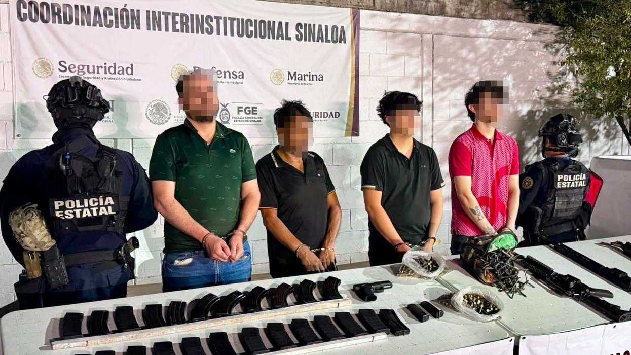 Cuatro detenidos con el rostro cubierto junto a policías estatales y armamento decomisado en Culiacán