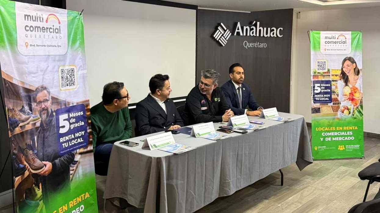 Cuatro directivos de la Cámara de Comercio de Querétaro y Multicomercial en la presentación del convenio de colaboración.