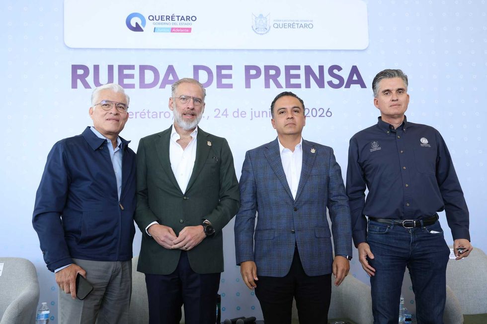 Cuatro funcionarios del gobierno de Quer\u00e9taro posan frente al cartel de rueda de prensa del 24 de junio de 2026