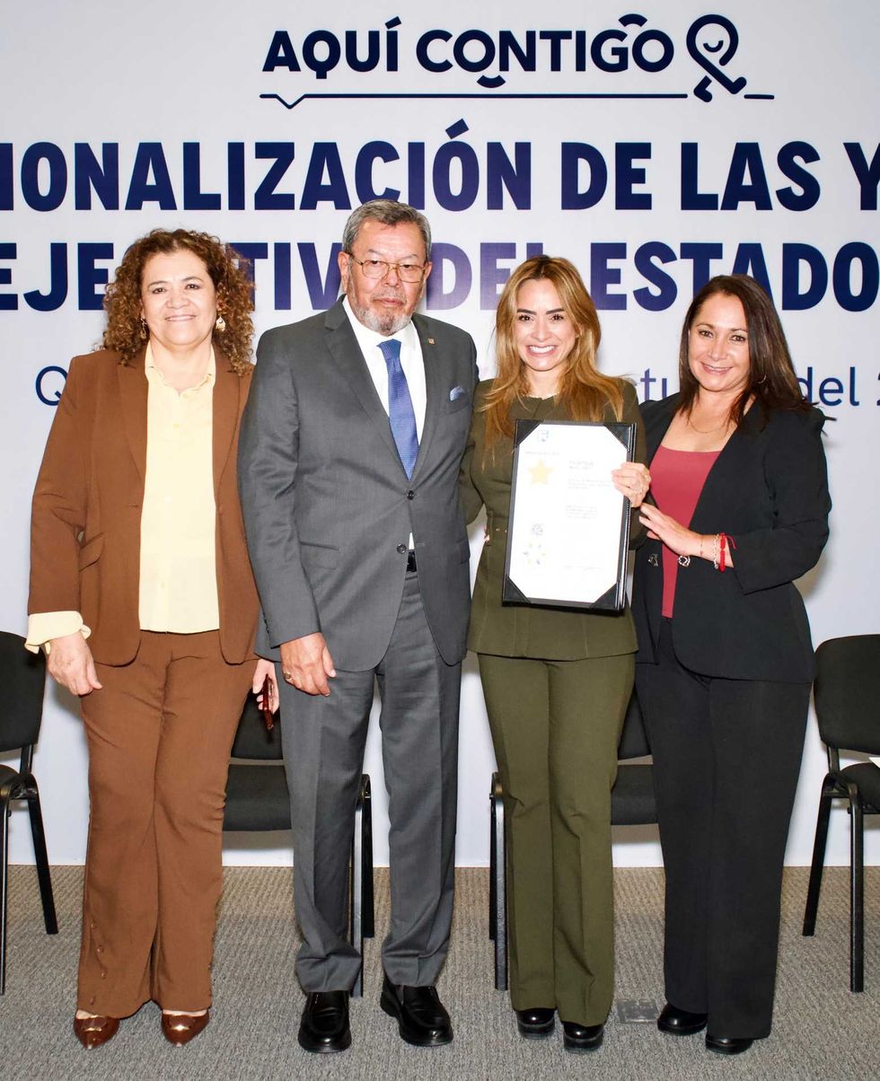 Cuatro integrantes de la Oficial\u00eda Mayor de Quer\u00e9taro sostienen la certificaci\u00f3n nivel oro en igualdad laboral