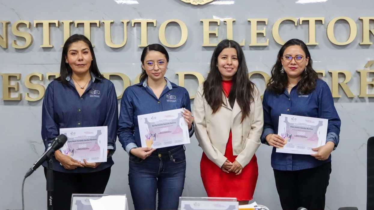 Cuatro mujeres posan en las instalaciones del IEEQ; tres de ellas sostienen reconocimientos del curso sobre candidaturas independientes.