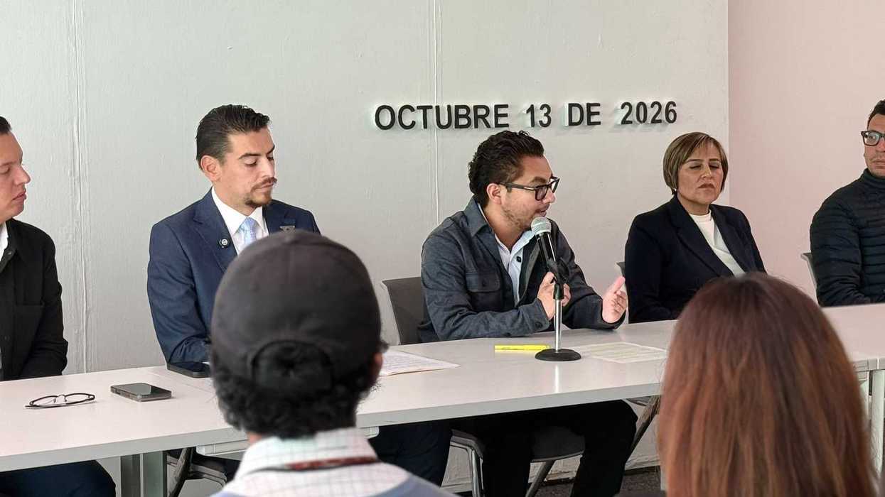Cuatro personas en la mesa de la toma de protesta del Consejo Universitario Juvenil en Querétaro