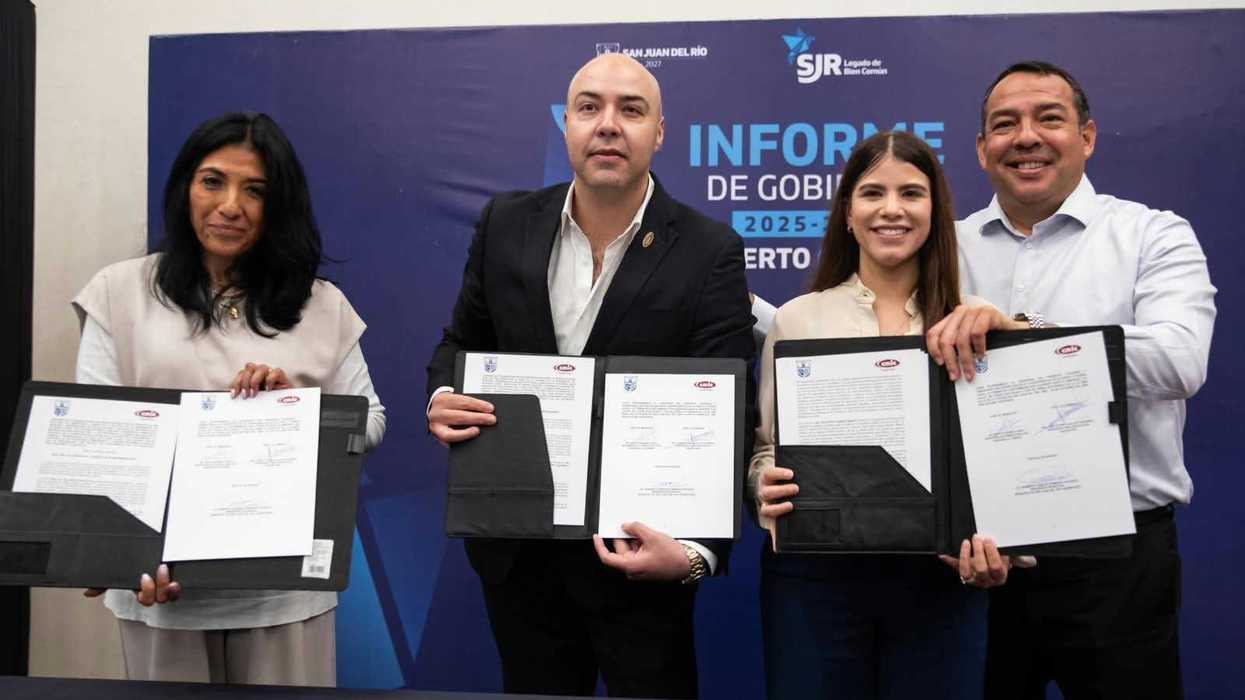 Cuatro personas muestran carpetas con el convenio firmado entre la CMIC Querétaro y el municipio de San Juan del Río