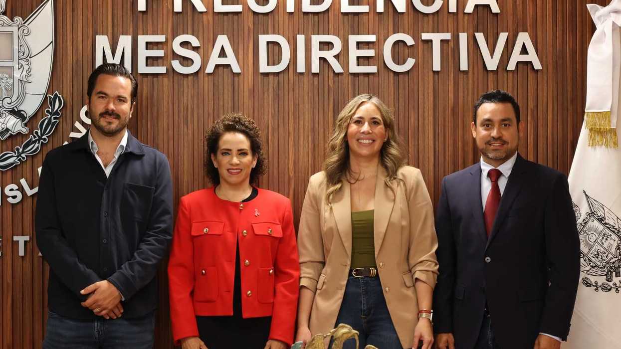Cuatro personas posan bajo el letrero Presidencia Mesa Directiva en la sala de la Legislatura de Querétaro