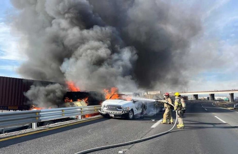 Cuerpos de emergencia atienden choque m\u00faltiple en Carretera 57 a la altura del Parque Industrial de Quer\u00e9taro con ambulancias y unidades de bomberos en la escena