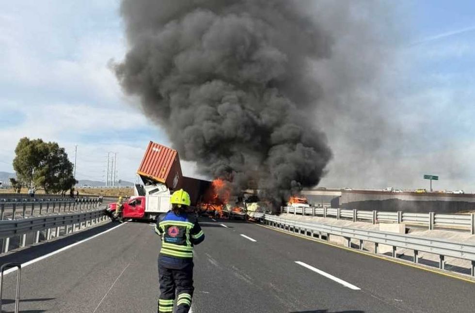 Cuerpos de emergencia atienden choque m\u00faltiple en Carretera 57 a la altura del Parque Industrial de Quer\u00e9taro con ambulancias y unidades de bomberos en la escena
