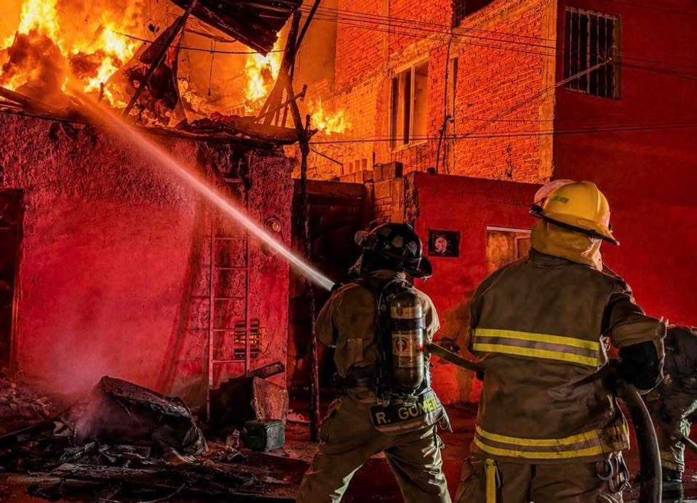 Cuerpos de emergencia atienden incendio en casa habitaci\u00f3n del Barrio San Isidro en San Juan del R\u00edo