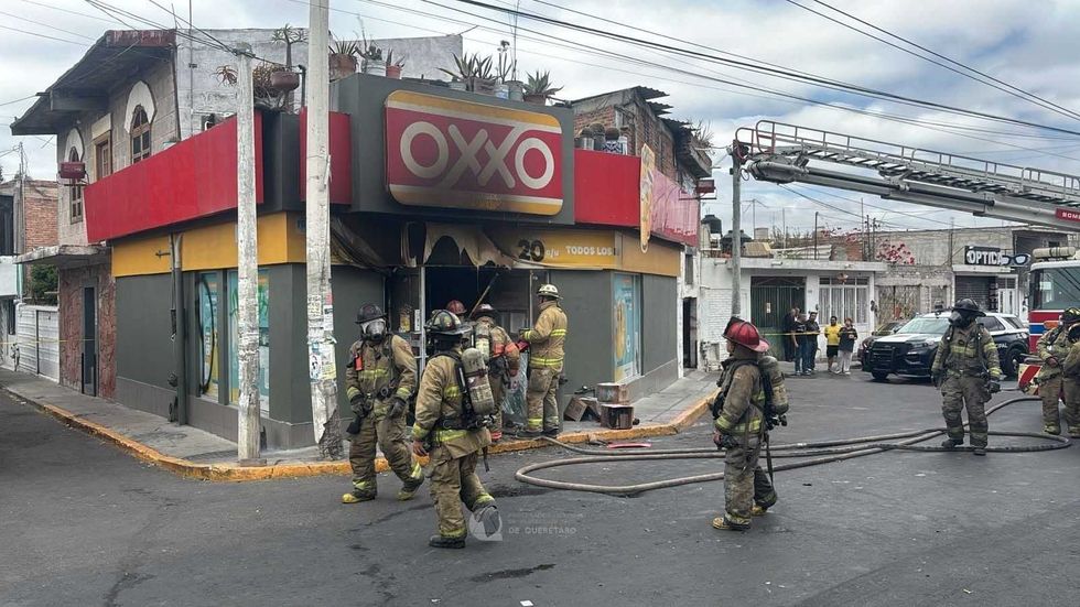 Cuerpos de emergencia atienden incendio en comercio de Avenida Cimatario en la colonia Palmas de Quer\u00e9taro
