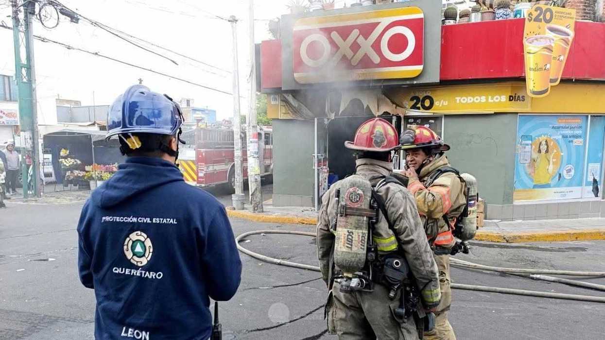Cuerpos de emergencia atienden incendio en comercio de Avenida Cimatario en la colonia Palmas de Querétaro