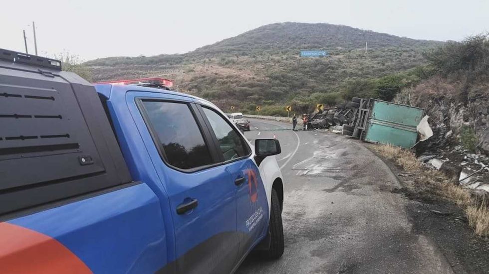Cuerpos de emergencia atienden una volcadura sobre el Libramiento Norponiente, a la altura de San Isidro en Juriquilla, Quer\u00e9taro.