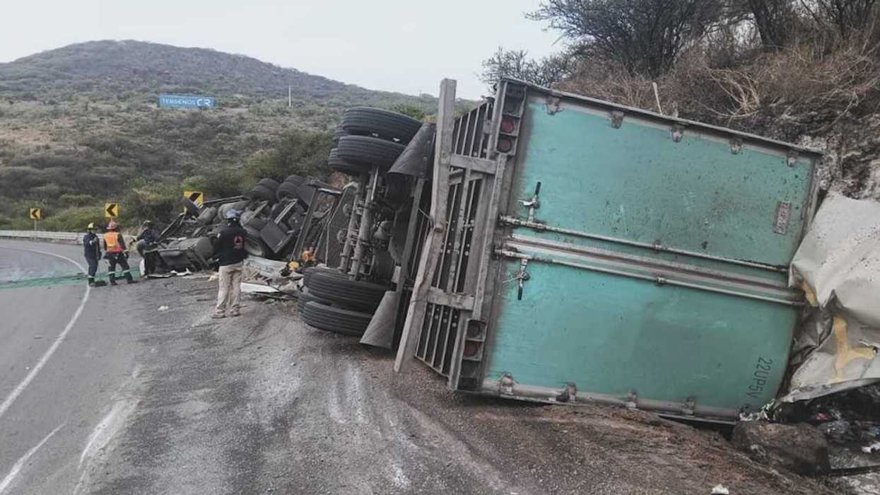 Cuerpos de emergencia atienden una volcadura sobre el Libramiento Norponiente, a la altura de San Isidro en Juriquilla, Querétaro.