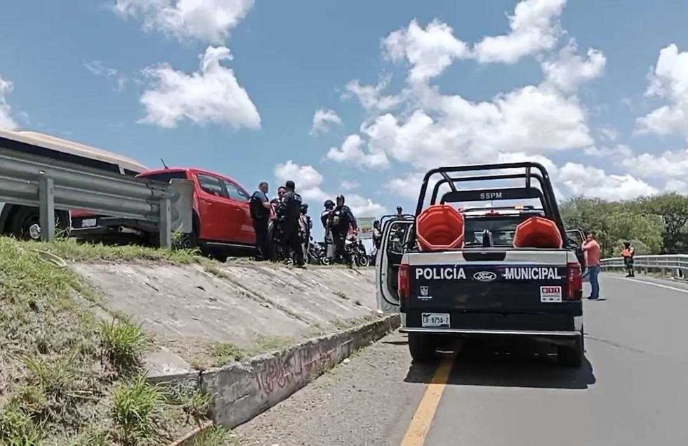 Cuerpos de seguridad mantienen un cerco sobre la autopista M\u00e9xico-Quer\u00e9taro, en San Juan del R\u00edo, durante la captura de cuatro presuntos responsables.