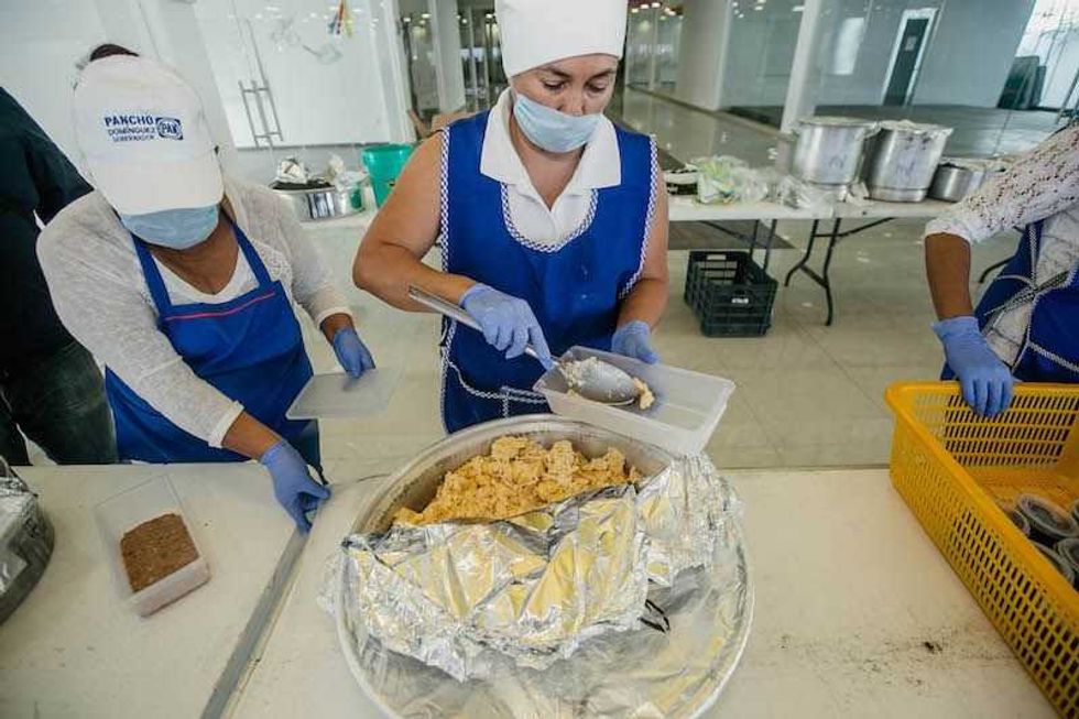 Cumplió Memo Vega con desayunadores