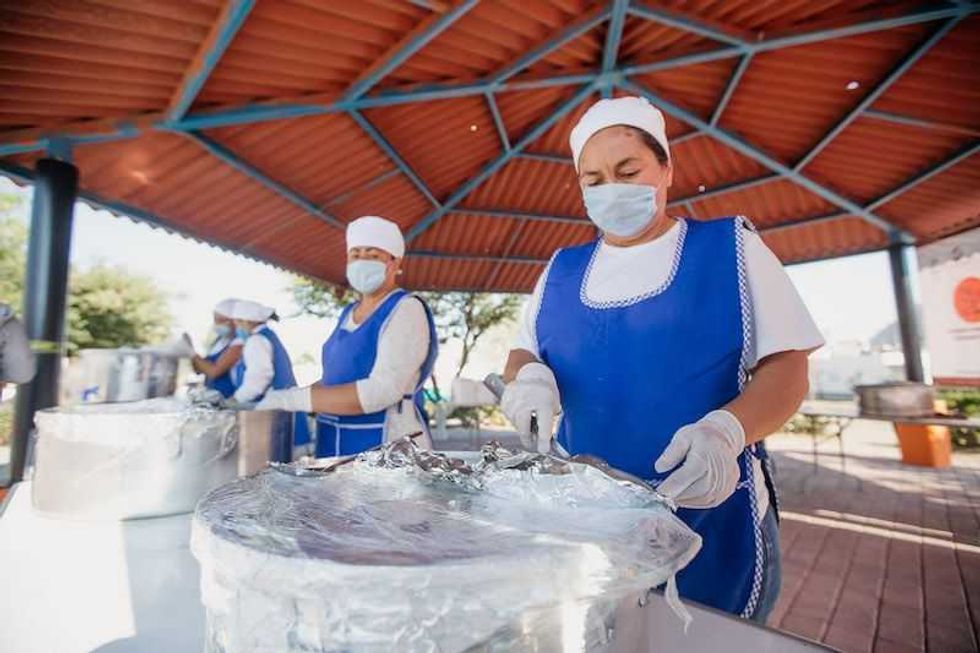 Cumplió Memo Vega con desayunadores