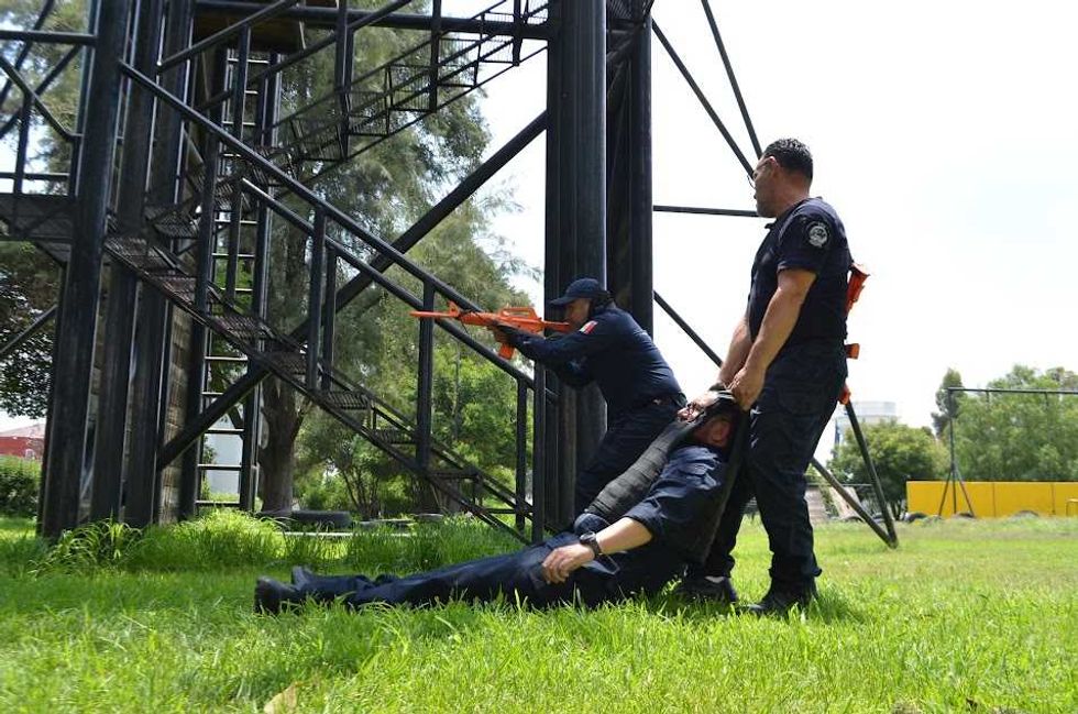 Custodios penitenciarios del CECAFIS realizan simulacro de rescate t\u00e1ctico durante el curso de medicina t\u00e1ctica en Quer\u00e9taro.