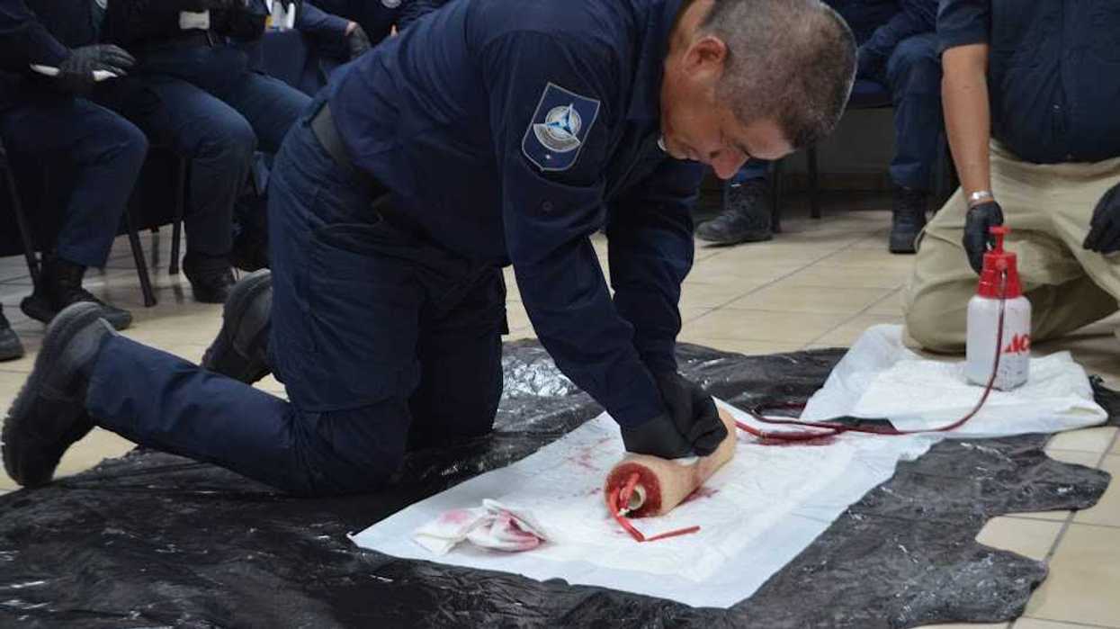 Custodios penitenciarios del CECAFIS realizan simulacro de rescate táctico durante el curso de medicina táctica en Querétaro.