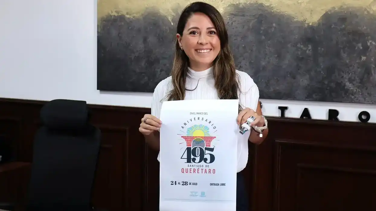 Daniela Salgado muestra el cartel oficial del programa 495 Aniversario Santiago de Querétaro, con fechas del 24 al 28 de julio y entrada libre