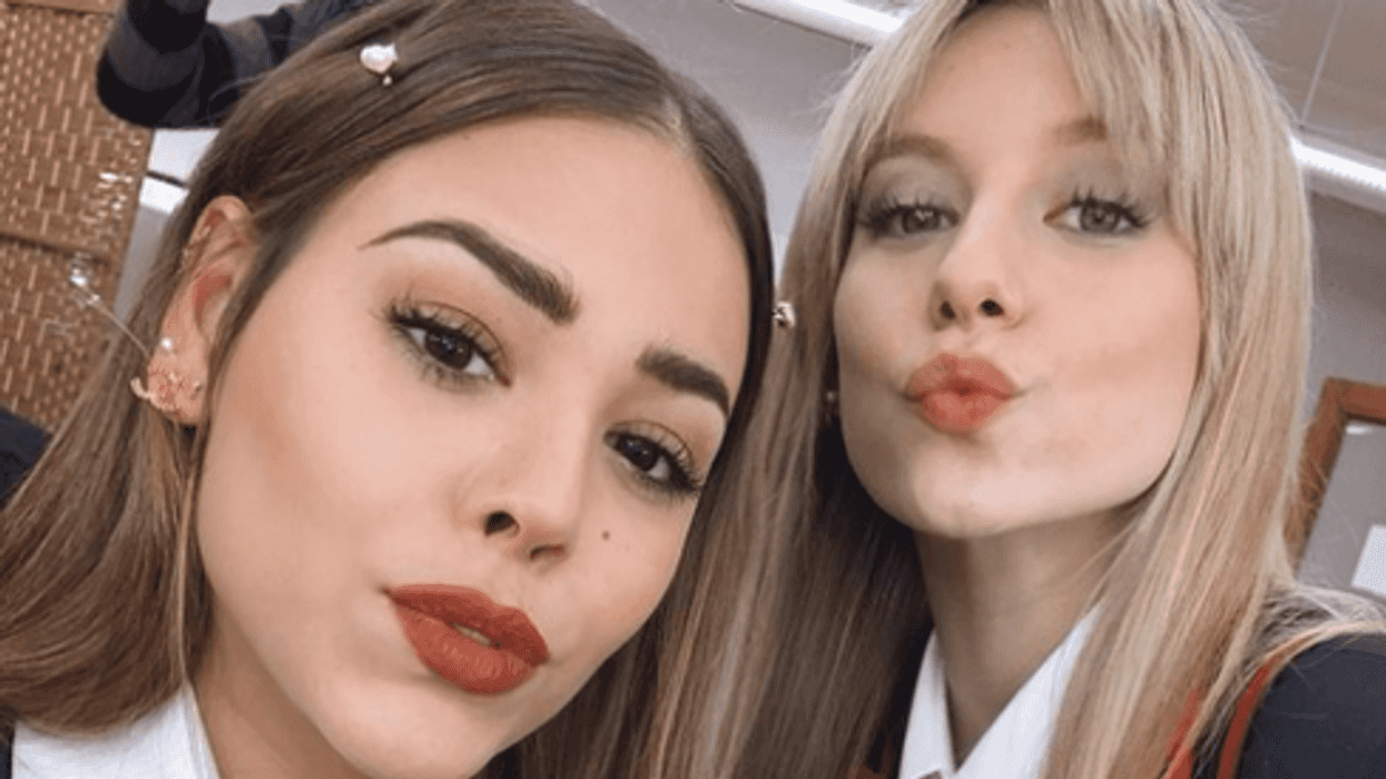 Danna brinda detalles del tema que le dedicó a una mujer; internautas señalan a Ester Expósito. AGENCIA MÉXICO.