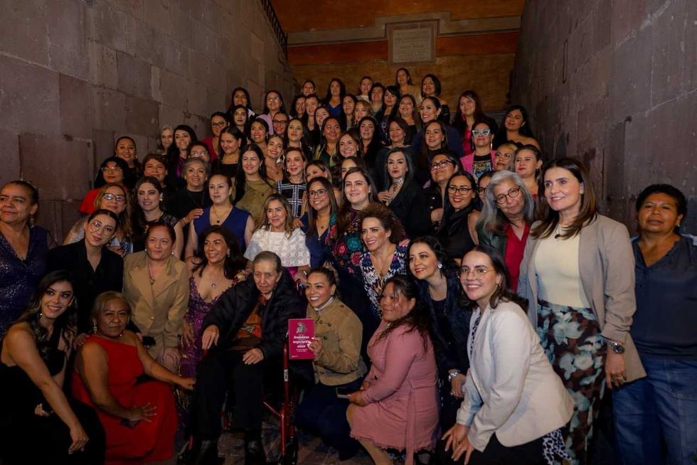 Decenas de mujeres reunidas en escalera de recinto hist\u00f3rico durante homenaje a Marcela Lagarde organizado por la Red Nacional de Mujeres Defensoras de la Paridad en Quer\u00e9taro