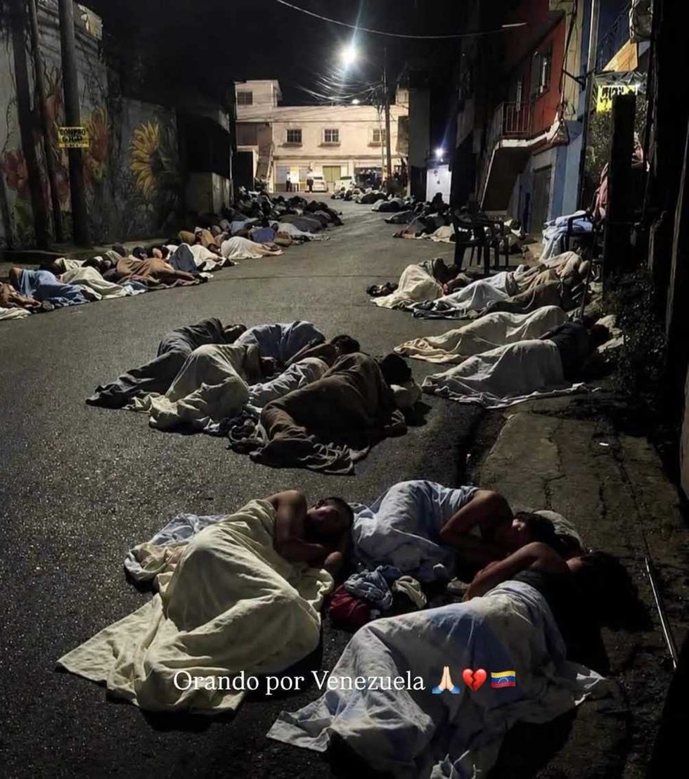 Decenas de personas duermen en una calle de Venezuela tras ser evacuadas por el terremoto del 24 de junio de 2026