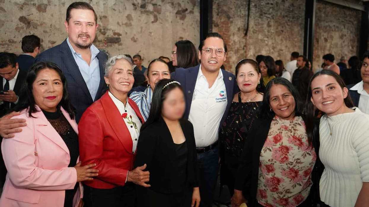 Decenas de personas posan en grupo en una escalinata de piedra durante un acto de los Consejos Ciudadanos de Corregidora