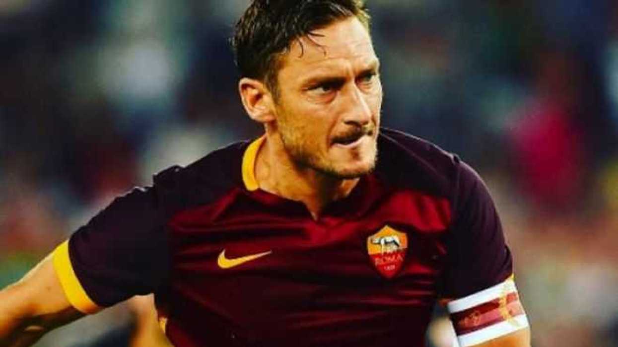 delantero-francesco-totti-cumple-24-anios-debutar-club-roma