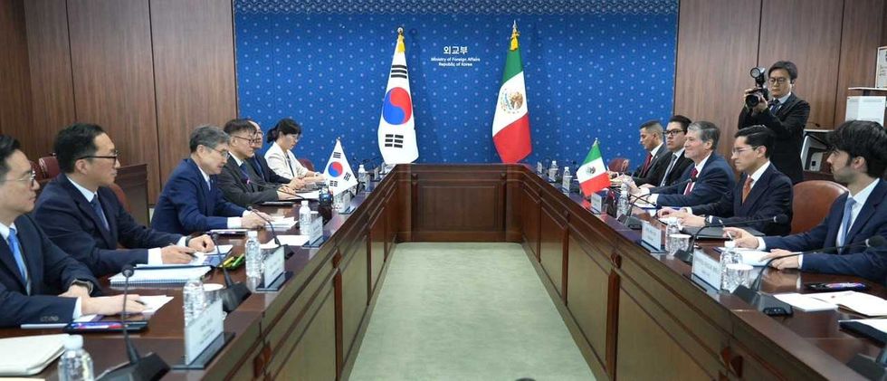 Delegaciones de M\u00e9xico y Corea del Sur sentadas en mesa bilateral en el Ministerio de Relaciones Exteriores de Corea