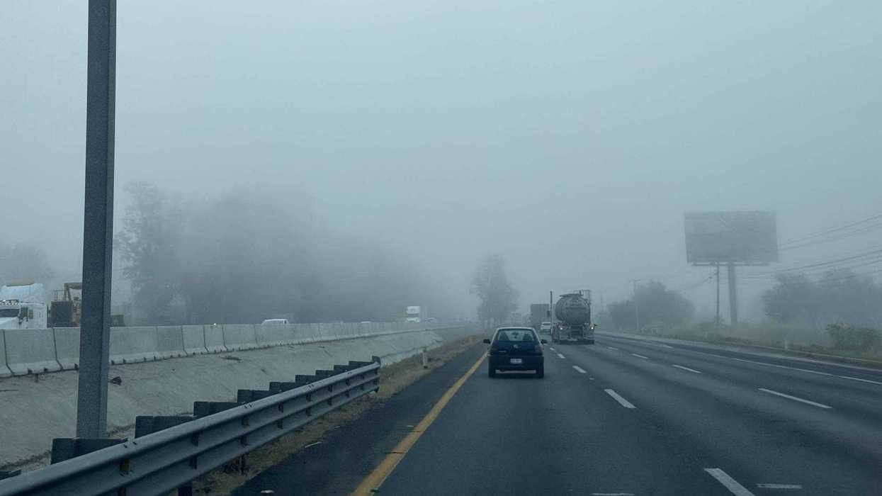 Densa niebla cubre autopista México-Querétaro reduciendo visibilidad en San Juan del Río Querétaro.