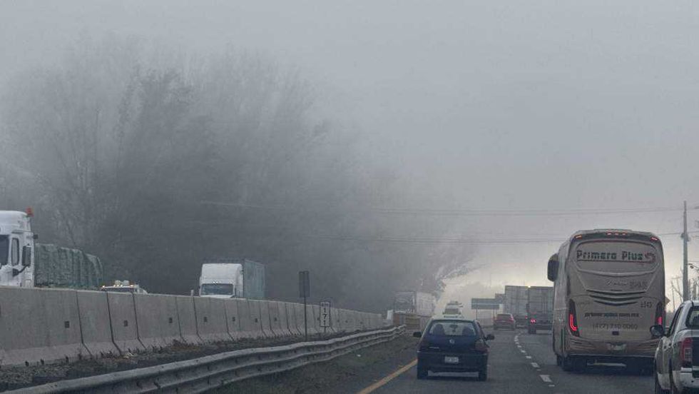 Densa niebla cubre autopista México-Querétaro reduciendo visibilidad en San Juan del Río Querétaro.